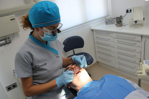 Clínica Dental Quesada Baza - Dra. María Pilar Quesada García revisando paciente