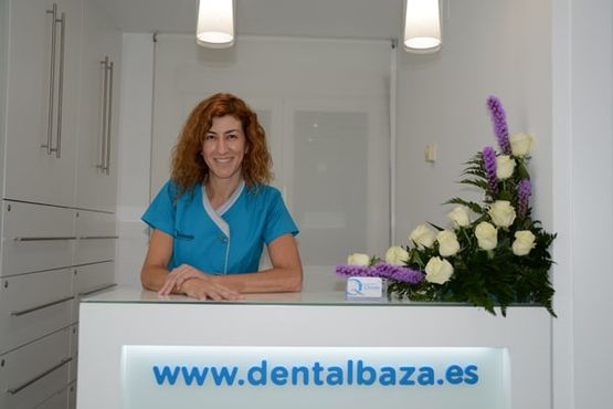 Clínica Dental Quesada Baza - Dra. María Pilar Quesada García especialista en consultorio